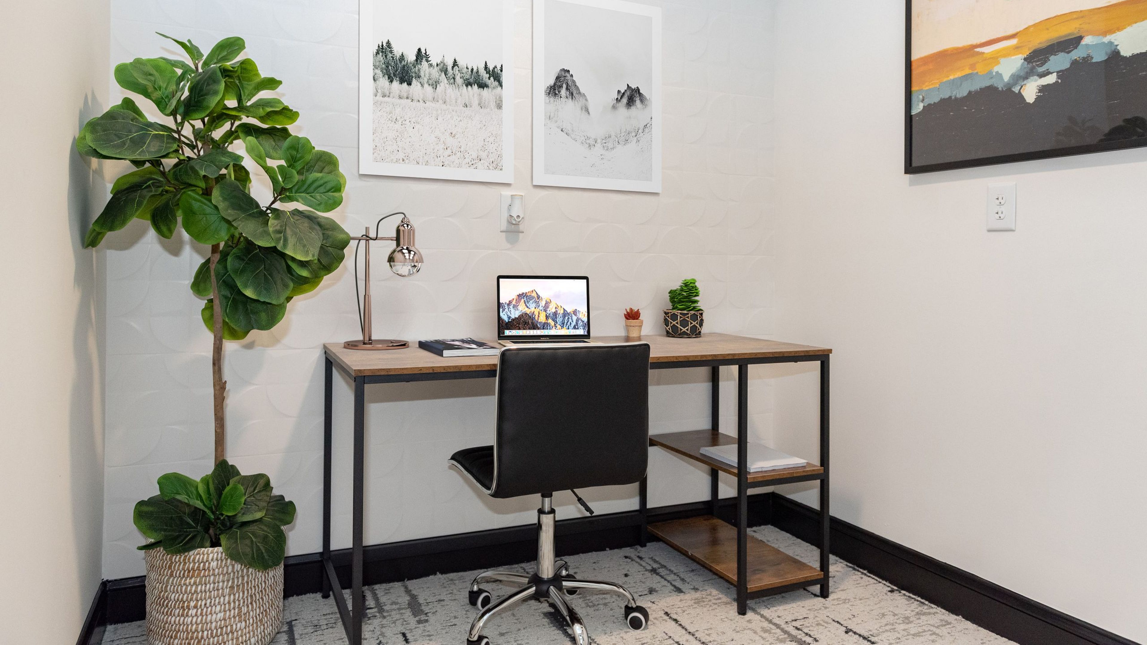 Contemporary work-from-home office space at Hawthorne Meadowview apartments in Warner Robins