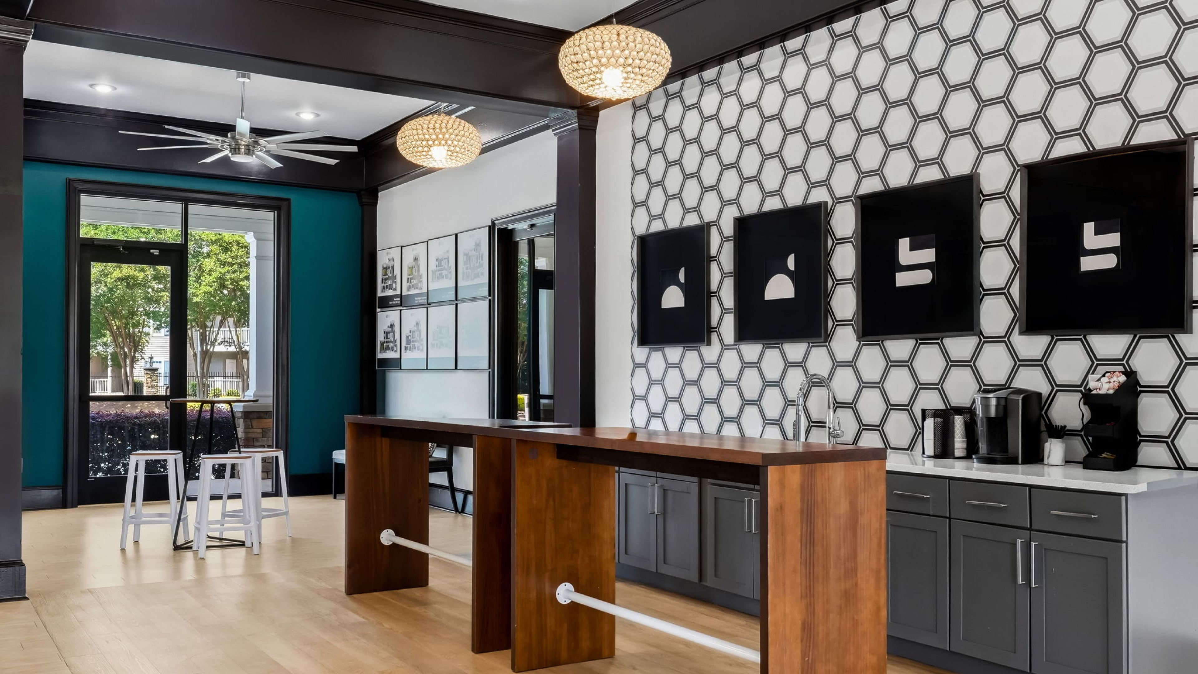 Contemporary work-from-home office space at Hawthorne Meadowview apartments in Warner Robins